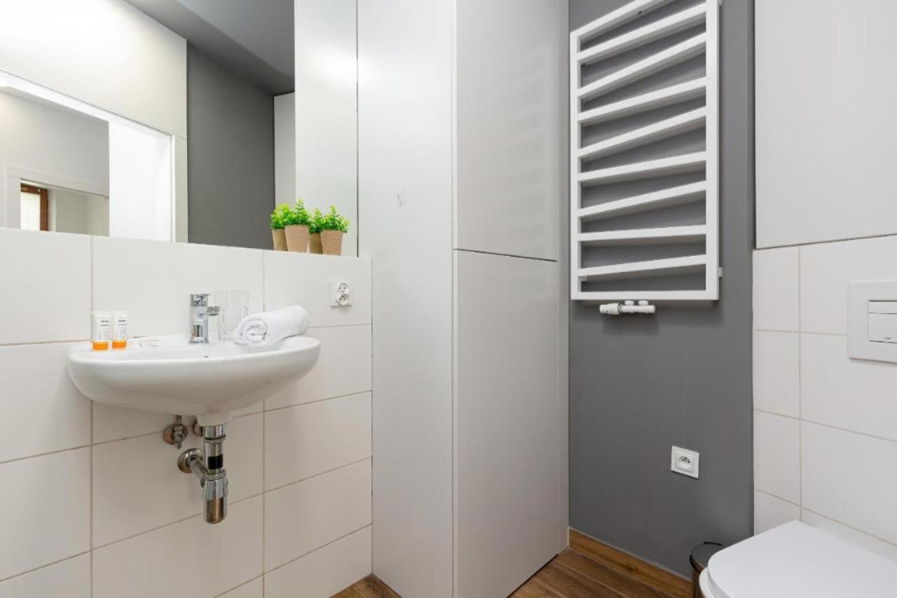 Modern Apartment Near Hilton Warsaw Exterior photo